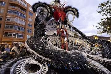  Telde disfruta con el pasacalle de los protagonistas del Carnaval de 'Studio 54'/Lpacarnaval.